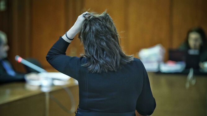 La acusada, de espaldas, antes de declarar ante el tribunal.