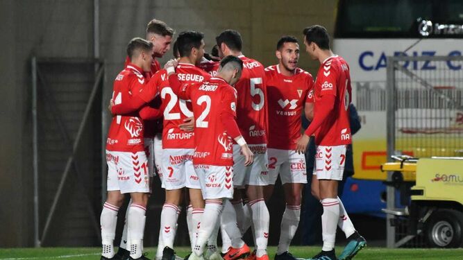 Los jugadores del Murcia celebran ante el Cádiz B.