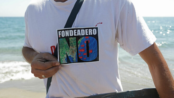 Una concentración contra el fondeadero en la playa de Torreguadiaro