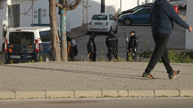 Varios agentes de la Policía Nacional, en la mañana de este viernes, en el Saladillo.