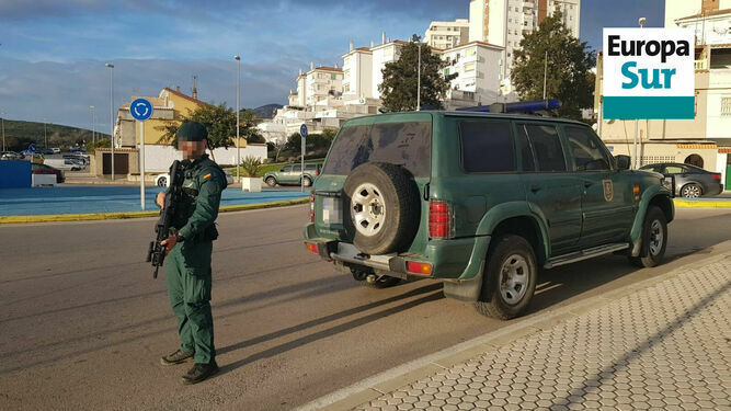 Un guardia civil, en la calle Paco de Lucía, en el barrio algecireño de El Saladillo.