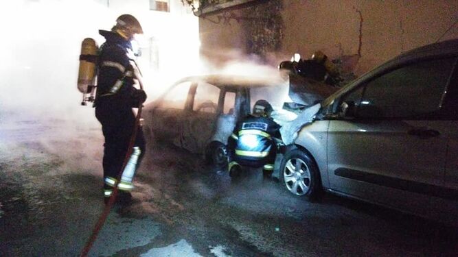 La intervención en la calle Málaga, donde quedaron afectados dos vehículos