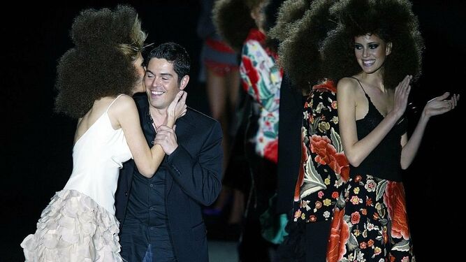 Jorge Vázquez, director creativo de Pertegaz, saluda a las modelos tras uno de sus desfiles.
