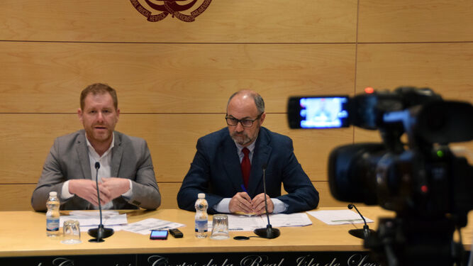 Los concejales Conrado Rodríguez e Ignacio Bermejo, el día en el que presentaron el acuerdo de mejora en 2018.