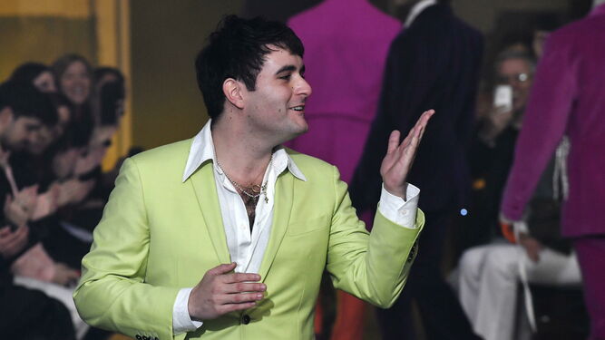 El diseñador cordobés Alejandro Gómez Palomo saluda tras su desfile del domingo en la capital gala.