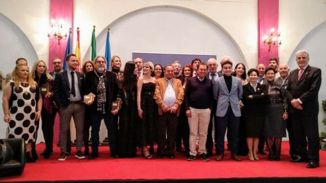 Los galardonados en la primera edición de los Premios ‘Ciudad de Chipiona’, junto al alcalde y otras autoridades.