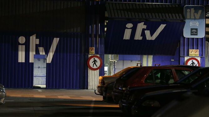 Cola de coches esperando la apertura de la ITV en Algeciras
