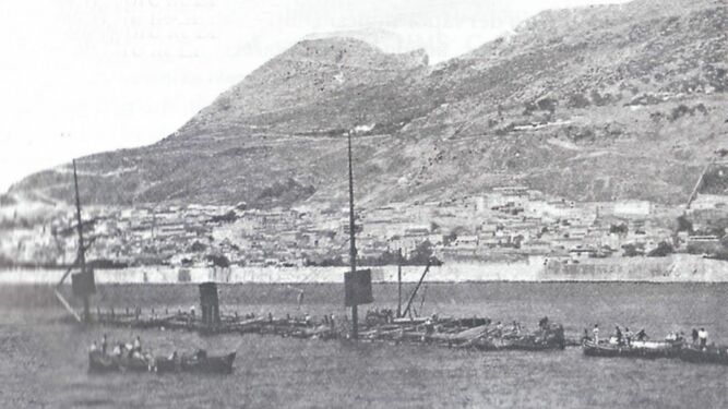Una imagen del hundimiento del carguero 'Utopía' frente a La Línea.