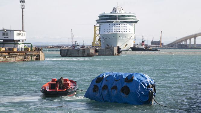 El 'Freedom of the Seas' maniobra para entrar en Navantia Cádiz.