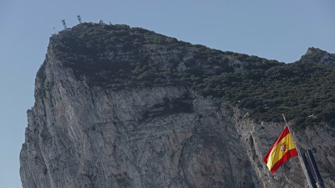 Una bandera de España frente al Peñón de Gibraltar.