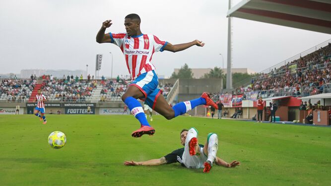 Jardel salta sobre un jugador del Córdoba en un partido con el Algeciras