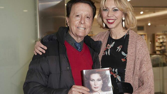 Ortega Cano con la autora de la biografía, Marina Bernal.
