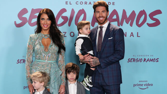 Pilar y Ramos, con sus tres hijos, en la presentación del documental sobre el futbolista.