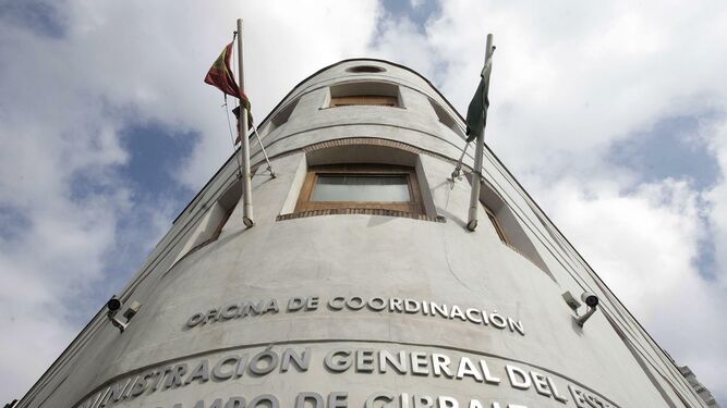 Parte de la fachada de la Administración General del Estado en el Campo de Gibraltar