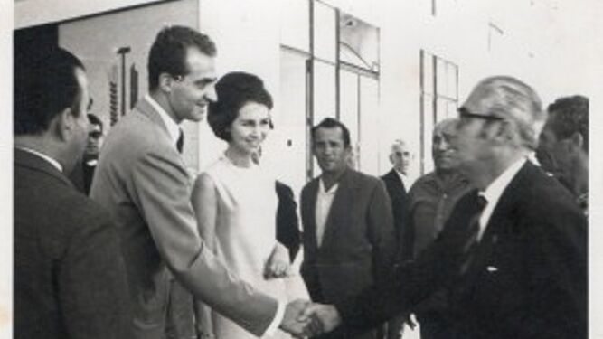 Juan Macías López saluda a los entonces Príncipes de España, don Juan Carlos y doña Sofía, en La Línea (1969).