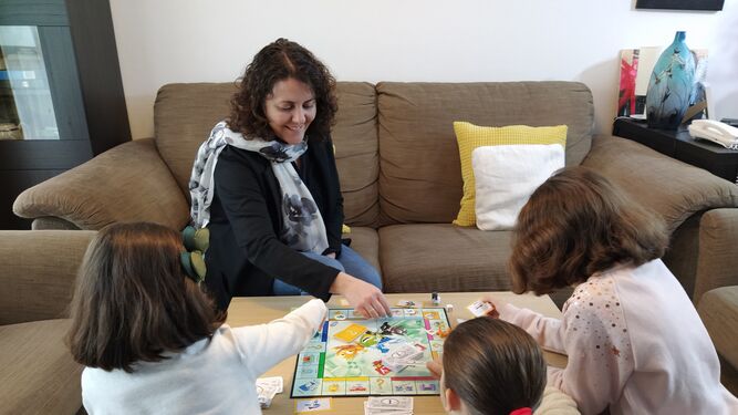 Rosa Hiniesta jugando con Ángela  y sus otras hijas.