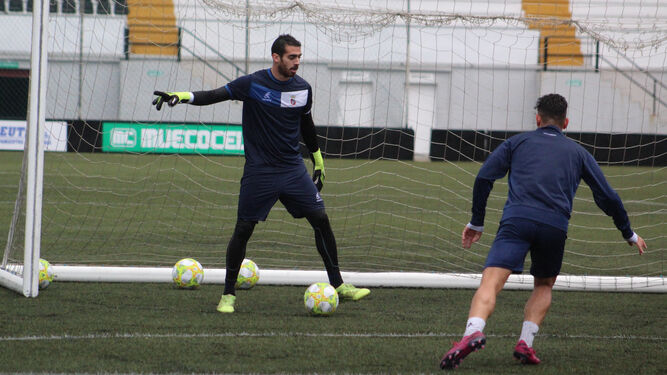 El 'Gato' Romero en un entrenamiento con el Ceuta.