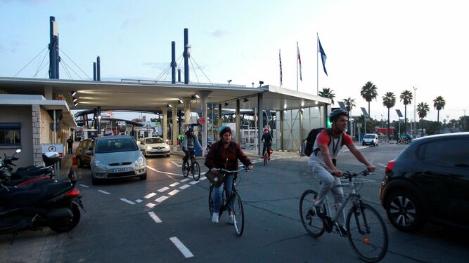 Vehículos y ciclistas entran en Gibraltar