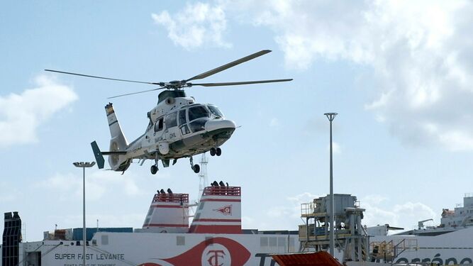 Vista del aterrizaje de un helicóptero de la Guardia Civil en el puerto de Ibiza, que se ha incorporado a los operativos en el dispositivo de búsqueda de los dos desaparecidos en Ibiza a causa de la borrasca Gloria.