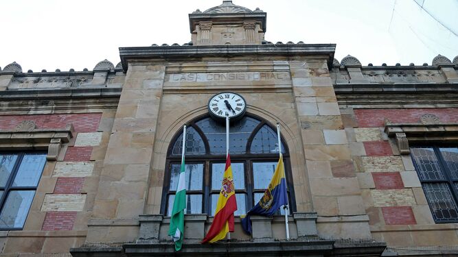 Banderas a media asta en el Ayuntamiento de Algeciras, este martes.
