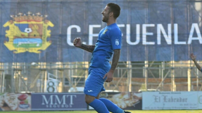 Borja Lázaro celebra un gol con el Fuenlabrada.