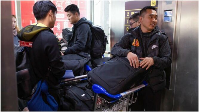Jugadoras del Wuhan chino, a su llegada al aeropuesto de Málaga