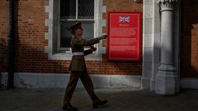 Un soldado monta guardia este viernes en Gibraltar.