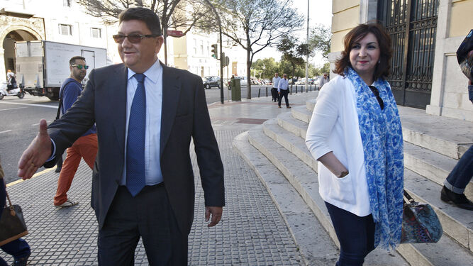 Lorenzo Sánchez y Eva Corrales antes de entrar a juicio, en 2016, por el caso Uniformes.
