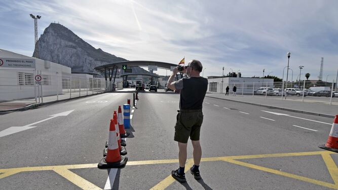 Un turista fotografía la zona del paso fronterizo horas antes del Brexit.