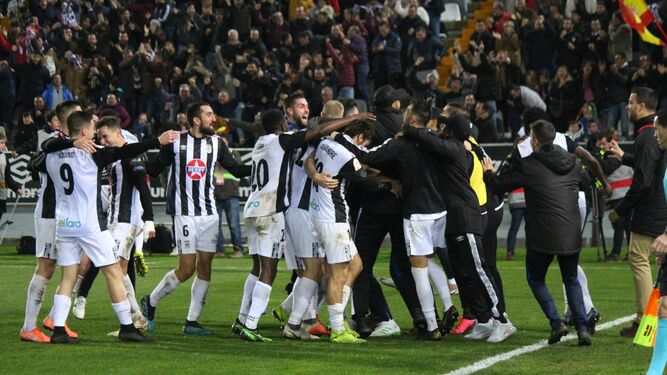Los jugadores del Badajoz celebran un gol en la Copa.