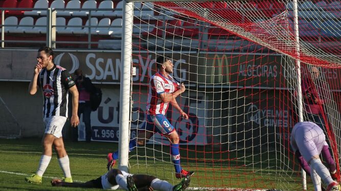 Iván celebra el gol del Antoñito ante el Badajoz.