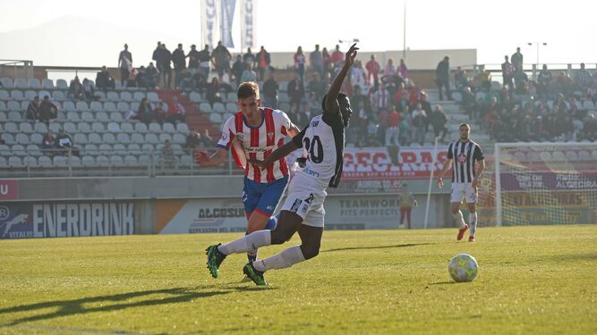 El debutante Yago Pérez pelea el balón con Fobi.
