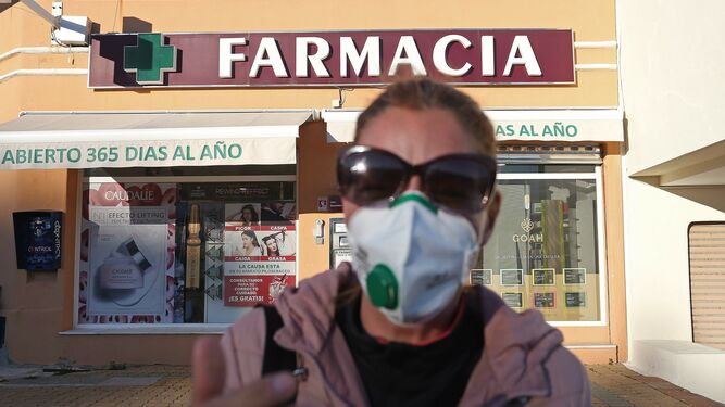 Una mujer, con una mascarilla a las puertas de una farmacia en Algeciras