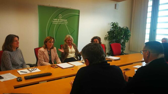 Reunión mantenida en Cádiz el pasado lunes entre representantes de la Junta, de los empresarios chiclaneros y del PP de Chiclana.