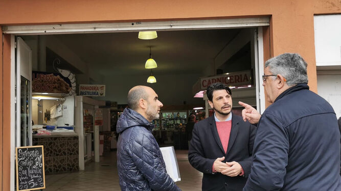 El teniente de alcalde de Mercados, Sergio Pelayo, en una visita al Mercado Hotel Garrido