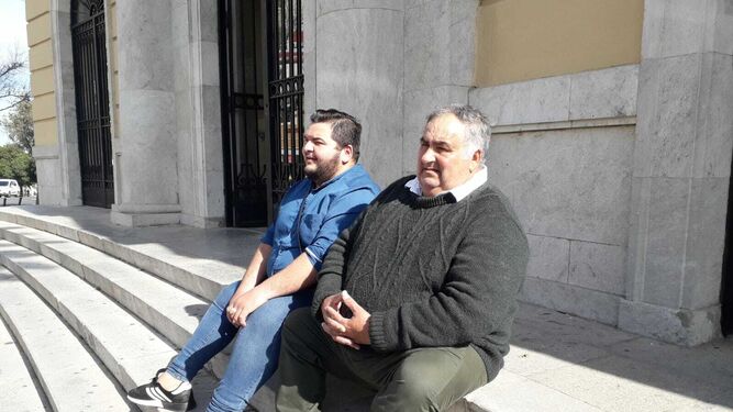 José Manuel Romero, a la derecha de la imagen, sentado en las escaleras de acceso a la Audiencia.