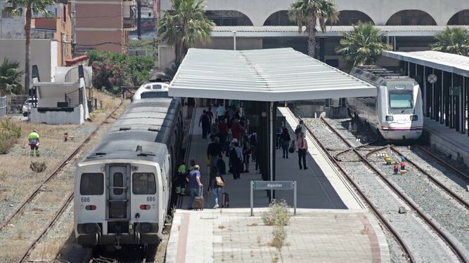 Un grupo de viajeros llega a la estación de tren de Algeciras.