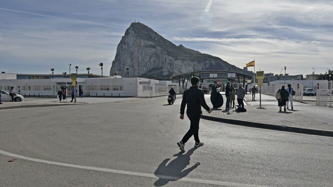 Varias personas cruzan desde La Línea hacia Gibraltar.
