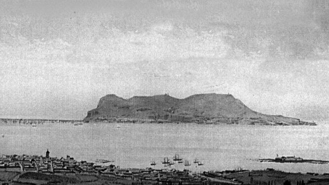 A la derecha de la imagen la Isla Verde, utilizada como cárcel para los absolutistas.