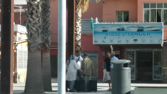 Un taxista pirata capta a un grupo de clientes en Algeciras.