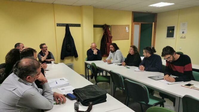 Imagen de la reunión que mantuvo la dirección provincial de IU con cargos de la Sierra en Villamartín hace pocos días.