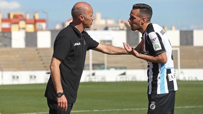 Antonio Calderón y Manu Molina conversan durante el partido del pasado domingo