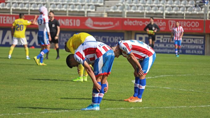 Jugadores del Algeciras, cabizbajos ante el Cádiz B.