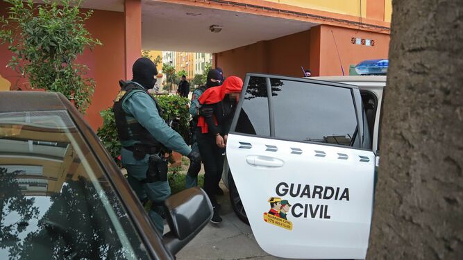 Fotos del registro de la Guardia Civil en la calle Guadalupe de La L&iacute;nea