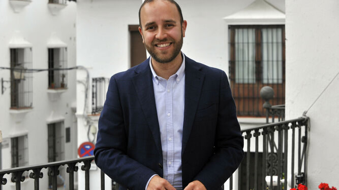 Carlos Javier García, fotografiado en el balcón del Ayuntamiento de Grazalema