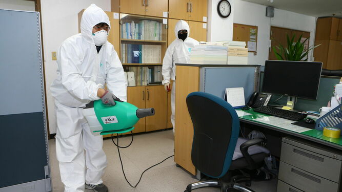 Desinfección en una oficina de Daegu, en Corea del Sur.