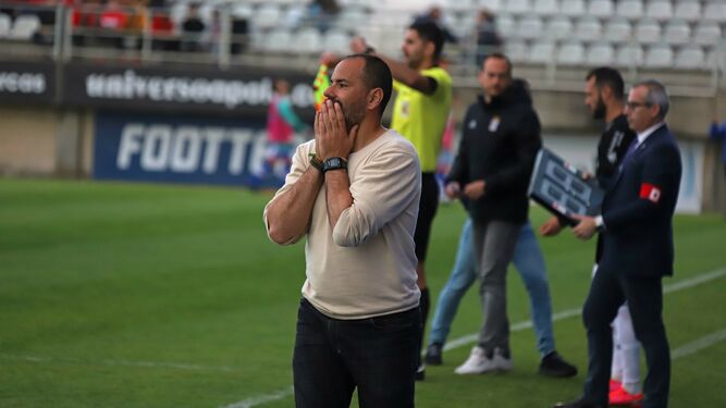 Salva Ballesta, técnico del Algeciras, se lamenta por un lance del juego.