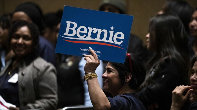 Una seguidora de Bernie Sanders en una sala de asambleas instalada en un hotel de Las Vegas, durante las votaciones del sábado.
