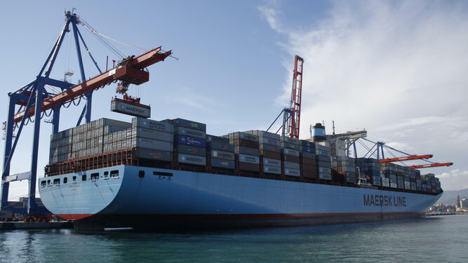 Uno de los grandes portacontenedores de Maersk operando en la terminal del puerto de Málaga.
