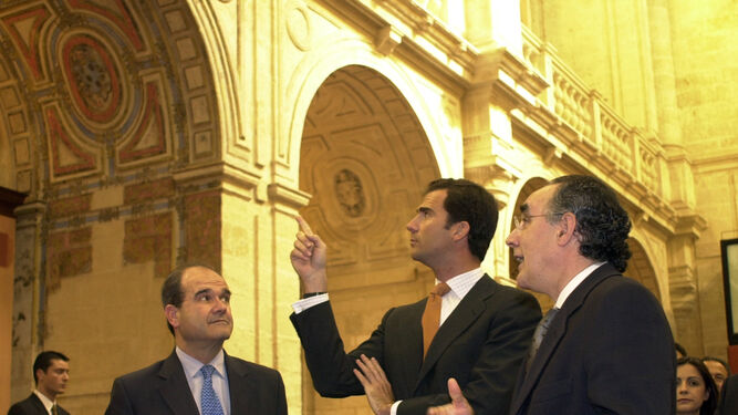 Felipe VI en el Parlamento en 2002, flanqueado por Manuel Chaves y Javier Torres Vela